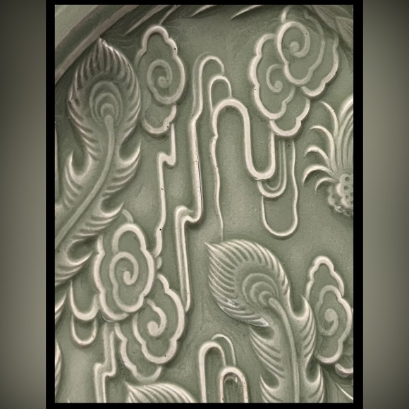Phoenix Dragon Asian 9” Glazed Celadon Green Plate Signed . Estate pre-loved. - Picture 10 of 11